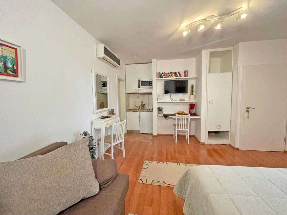 מליני Studio Apartments Andrijana מראה חיצוני תמונה